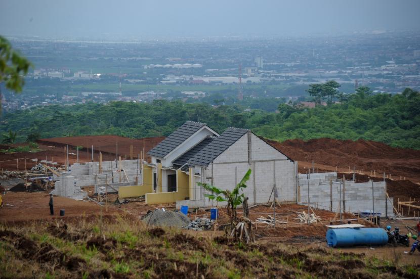 Pekerja menyelesaikan pembangunan perumahan di Cilengkrang, Bandung, Jawa Barat, Sabtu (20/2). Pemerintah resmi memberikan insentif pajak berupa pajak pertambahan nilai (PPN) yang ditanggung pemerintah selama enam bulan dari Maret sampai Agustus 2021. 