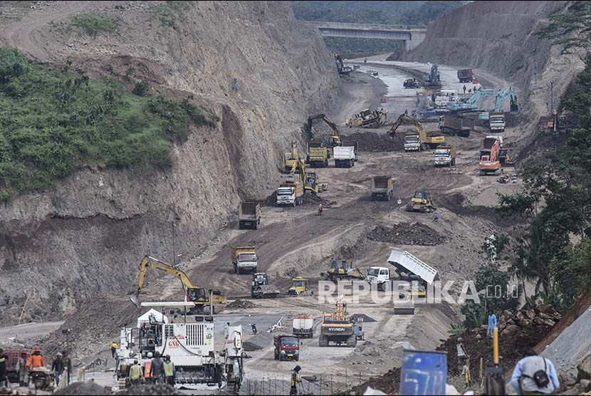 Pekerja menyelesaikan pembangunan proyek jalan Tol Bawen-Salatiga di Bawen, Semarang, Jawa Tengah, Ahad (28/5). PT Trans Marga Jawa Tengah memastikan Jalan Tol Bawen-Salatiga akan segera rampung dan siap dilalui pada arus mudik Lebaran 2017.