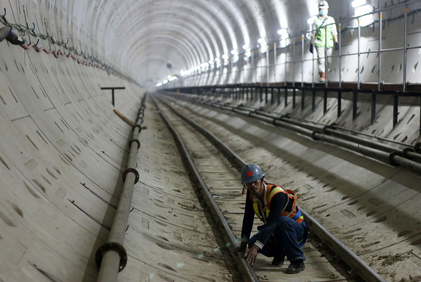 Pekerja menyelesaikan pembangunan proyek Mass Rapid Transit (MRT) tahap I. Pembangunan Tahap II rencana dimulai pada 2018