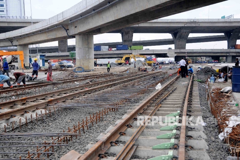 Pekerja menyelesaikan pembangunan rel kereta api khusus petik emas di Tanjung Priuk, Jakarta Utara, Jumat (22/1).  (Republika/Agung Supriyanto)