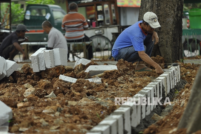 Pekerja menyelesaikan pembangunan ruang publik ramah taman anak Manggarai (RPTRA) di Kawasan Manggarai, Jakarta Selatan.