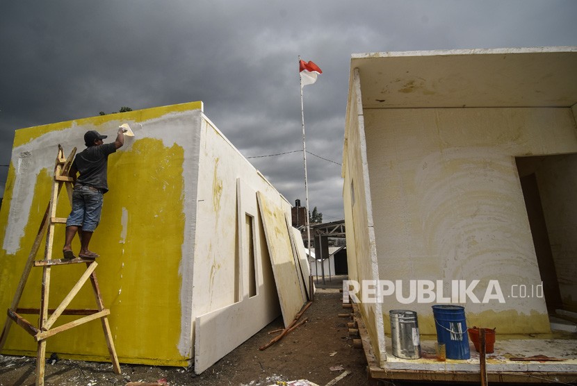 Workers build houses for quake victims in Kekait, Gunungsari, West Lombok, West Nusa Tenggara, Sunday (Oct 21).