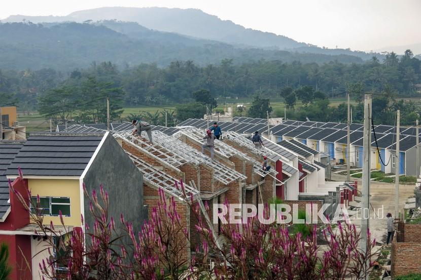 Pekerja menyelesaikan pembangunan rumah subsidi di Bogor, Jawa Barat, Senin (31/5/2021). Pusat Pengelolaan Dana Pembiayaan Perumahan (PPDPP) Kementerian Pekerjaan Umum dan Perumahan Rakyat (PUPR) menyebutkan bahwa realisasi penyaluran dana Fasilitas Likuiditas Pembiayaan Perumahan (FLPP) untuk rumah subsidi sampai dengan pertengahan Mei mencapai 59.503 unit rumah atau sudah mencapai 37,78 persen.