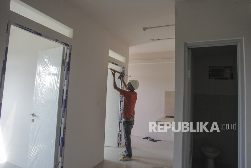 Pekerja menyelesaikan pembangunan rumah susun hunian DP 0 Rupiah di Klapa Village, Jakarta, Selasa (25/6). (ilustrasi)