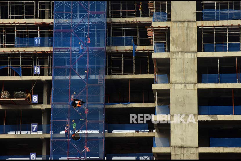 Pekerja menyelesaikan pembangunan salah satu apartemen (ilustrasi). Bank Tabungan Negara (BTN) menargetkan penyaluran kredit pemilikan apartemen (KPA) bisa mencapai Rp 250 miliar hingga akhir tahun ini.