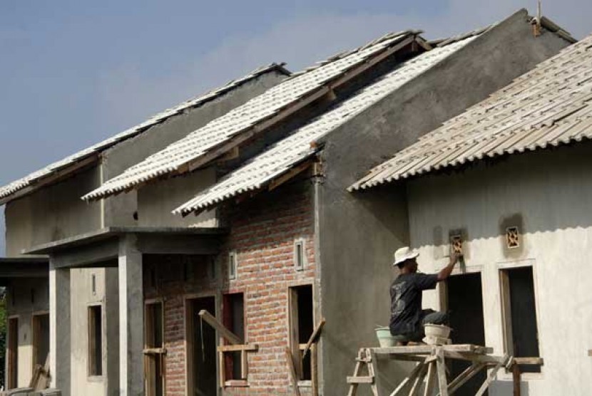 Pekerja menyelesaikan pembangunan sebuah proyek perumahan.   (ilustrasi)