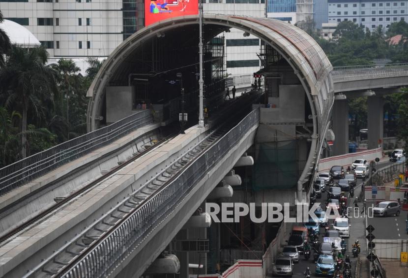 Pekerja menyelesaikan pembangunan stasiun LRT Jabodebek di Kuningan, Jakarta. Polisi mengungkap las kurang kuat jadi penyebab tandon jebol di proyek LRT Kuningan.