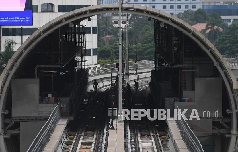 Pekerja menyelesaikan pembangunan stasiun LRT Jabodebek di Kuningan, Jakarta, Rabu (12/1/2022). LRT Jabodebek direncanakan mulai beroperasi pada 17 Agustus 2022.