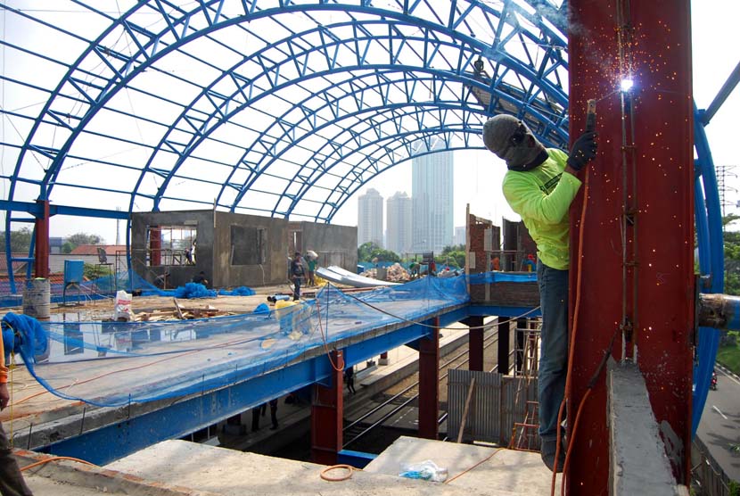 Pekerja menyelesaikan pembangunan Stasiun Palmerah, Jakarta Selatan, Selasa (17/6). 