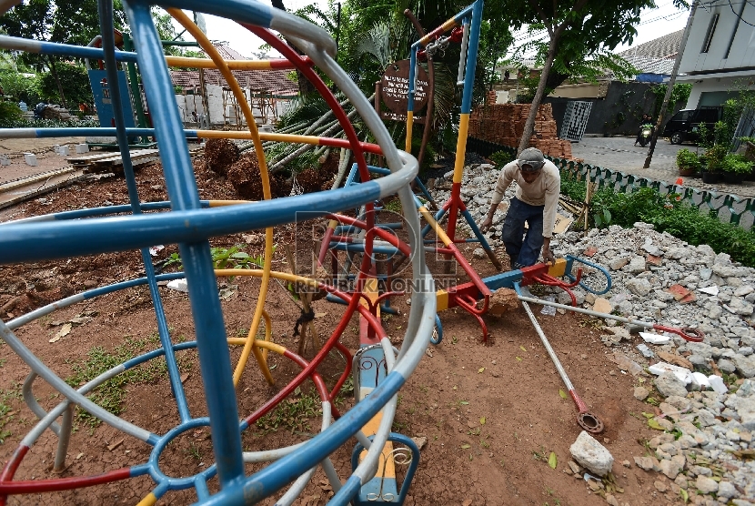 Pekerja menyelesaikan pembangunan taman ramah anak di kawasan Tanah Abang, Jakarta Pusat, Kamis (3/11).