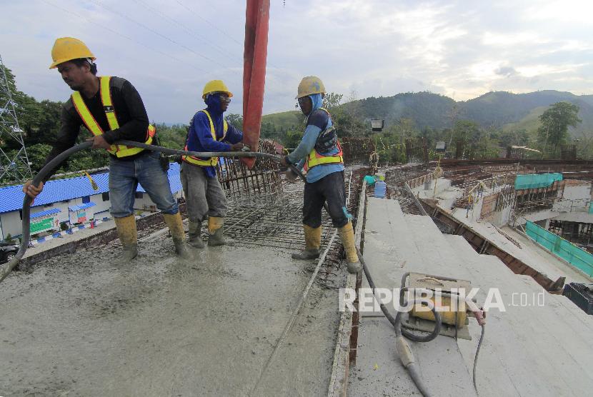 Pekerja menyelesaikan pembangunan Tribun Istora Papua di Kampung Harapan, Sentani, Kabupaten Jayapura, Papua (ilustrasi).