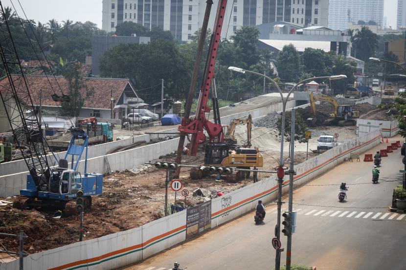 Pekerja menyelesaikan pembangunan underpass di Jalan Dewi Sartika, Depok, Jawa Barat, Kamis (7/7/2022). Proyek pembangunan underpass Jalan Dewi Sartika Kota Depok tersebut ditargetkan selesai pada Desember 2022