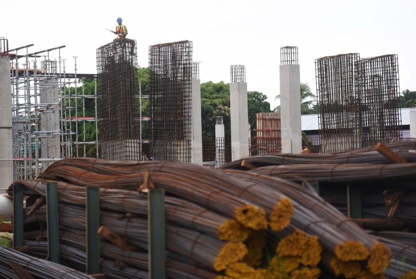 Pekerja menyelesaikan pembangunan Velodrome Rawamangun di Jakarta, Senin (6/3). 