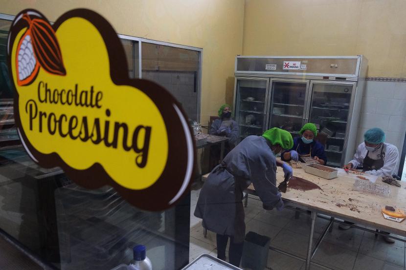 Pekerja menyelesaikan pembuatan cokelat pesanan yang akan dikirim ke negara Qatar di sebuah tempat produksi di Tabanan, Bali, Ahad (28/2/2021).