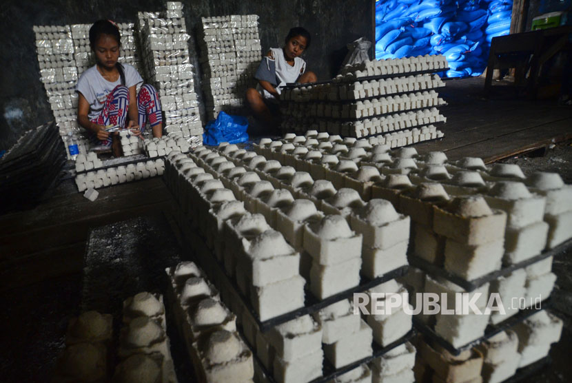 Pekerja menyelesaikan pembuatan garam di Kampung Cisayong, Kabupaten Tasikmalaya, Jawa Barat, Kamis (27/7). 