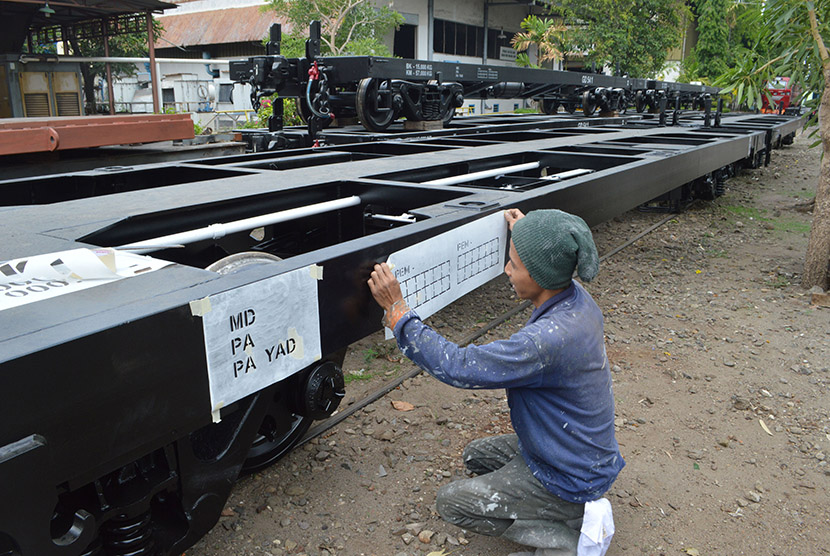 Pekerja menyelesaikan pembuatan gerbong datar di pabrik PT Industri Kereta Api (Inka) Madiun, Jawa Timur. ilustrasi