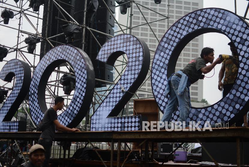 Pekerja menyelesaikan pembuatan instalasi angka 2020 di kawasan Bundaran Hotel Indonesia, Jakarta, Ahad (29/12).