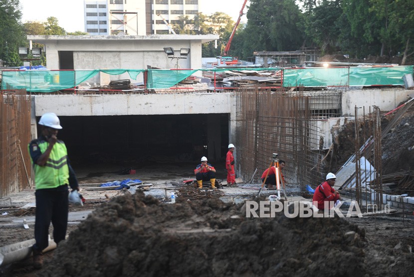  Terowongan Masjid Istiqlal Dibangun, Ini Harapan Ketua MUI. Foto: Pekerja menyelesaikan pembuatan jalur menuju terowongan yang rencananya akan menghubungkan Masjid Istiqlal dengan Gereja Katedral di Jakarta, Sabtu (22/2/2020).