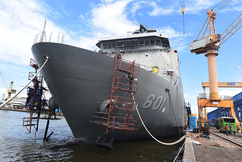 Pekerja menyelesaikan pembuatan kapal perang Strategic Sealift Vessel (SSV)-1 pesanan Filipina di galangan PT PAL, Surabaya, Jawa Timur, Senin (4/4). (Antara/Zabur Karuru)