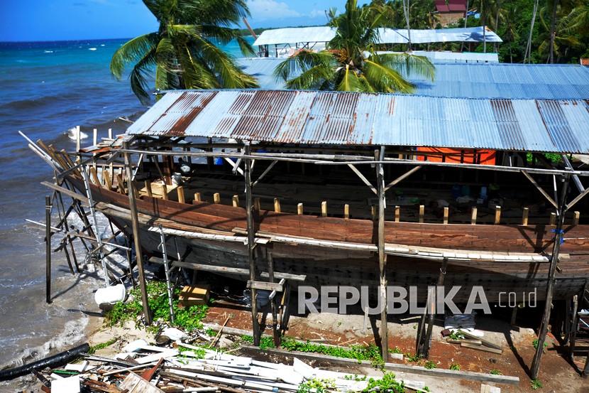 Pekerja menyelesaikan pembuatan kapal pinisi di Kecamatan Bonto Bahari, Kabupaten Bulukumba, Sulawesi Selatan, Kamis 27/5/2021). 