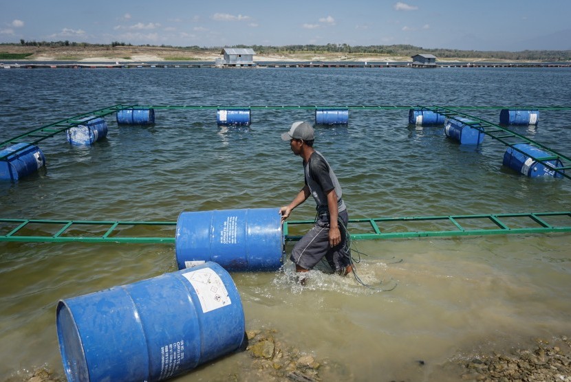 Pekerja menyelesaikan pembuatan keramba jaring apung untuk budidaya ikan air tawar di Waduk Kedung Ombo desa Ngasinan, Sumberlawang, Sragen, Jawa Tengah, Senin (5/8/2019).