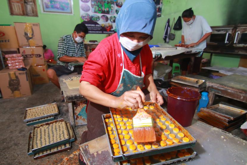 Pekerja menyelesaikan pembuatan kue kacang di industri rumahan di Rogojampi, Banyuwangi, Jawa Timur.