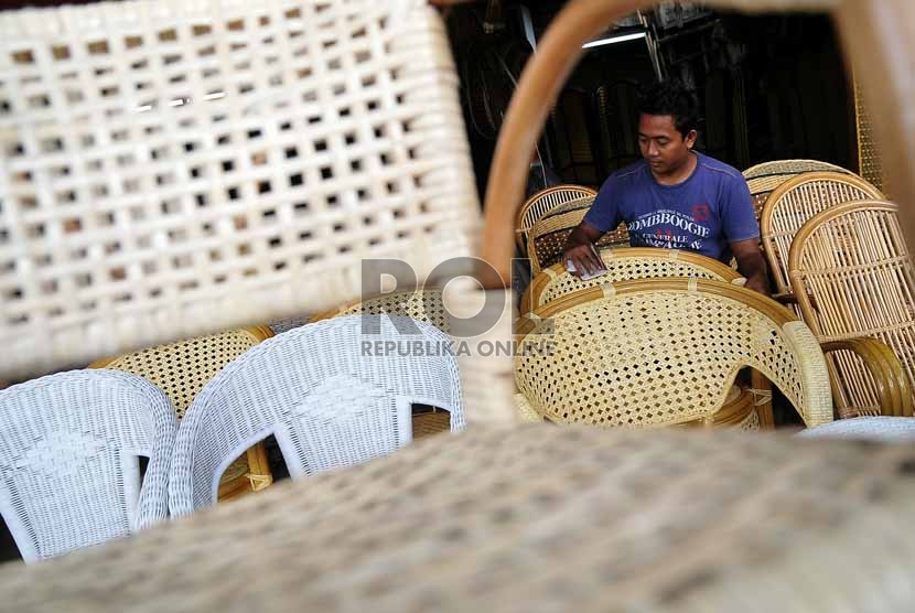 Pekerja menyelesaikan pembuatan mebel rotan tahap akhir di salah satu pusat usaha penjualan mebel rotan di Jakarta, Senin (11/8). 