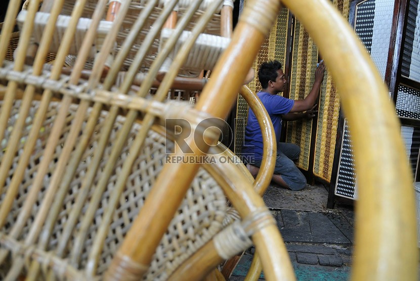 Pekerja menyelesaikan pembuatan mebel rotan tahap akhir di salah satu pusat usaha penjualan mebel rotan di Jakarta, Senin (11/8). 