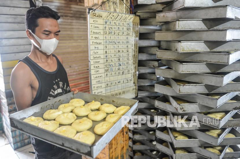 Pekerja menyelesaikan pembuatan roti hangat di salah satu industri rumahan di kawasan Petamburan, Jakarta. Otoritas Jasa Keuangan (OJK) menyebut pertumbuhan kredit perbankan mulai mereda ke angka minus 1,28 persen. Hal ini mengingat pada akhir 2020 pertumbuhan kredit perbankan sempat melambat akibat pandemi.