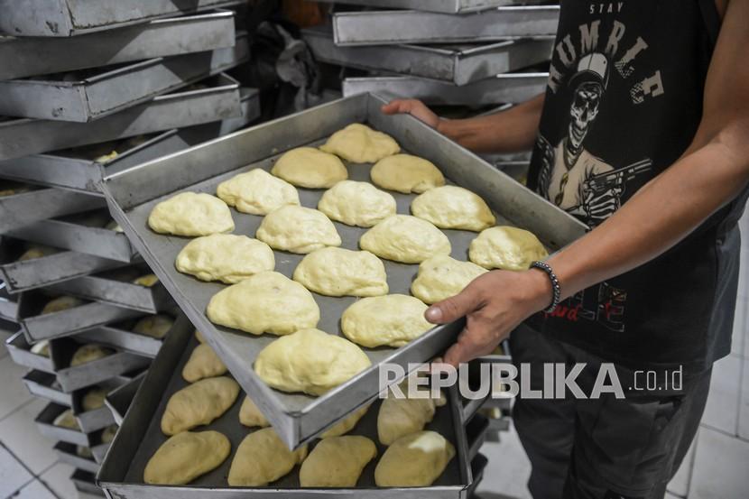 Pekerja menyelesaikan pembuatan roti hangat di salah satu industri rumahan.  PT Bank Rakyat Indonesia (BRI) mencatat realisasi penyaluran kredit usaha rakyat (KUR) oleh pengusaha mikro kecil dan menengah sudah mencapai Rp1 triliun pada periode Januari-Juni 2021.