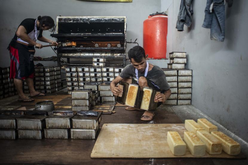 Pekerja menyelesaikan pembuatan roti tawar di UD Alang Bakery, Purbalingga, Jawa Tengah, Senin (6/12/2021). Kementerian Keuangan mencatat realisasi anggaran program Pemulihan Ekonomi Nasional (PEN) 2021 hingga 30 November 2021 telah mencapai 82,8 persen atau setara dengan Rp575,85 triliun dari pagu Rp744,77 triliun. 