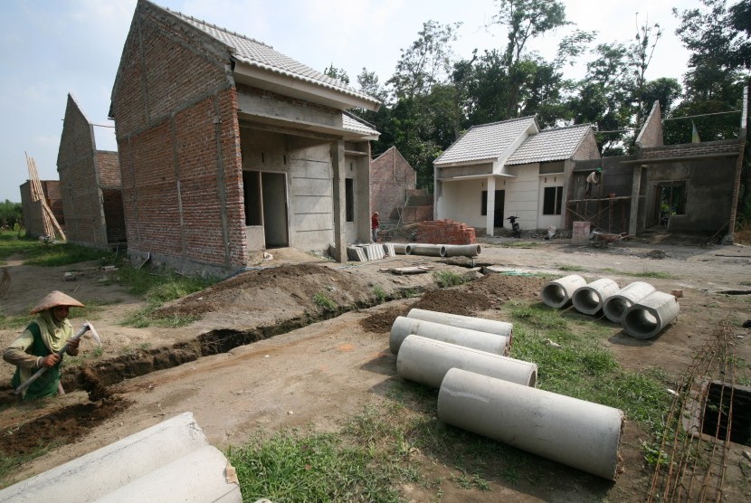 Pekerja menyelesaikan pembuatan rumah subsidi pemerintah program Sejuta Rumah Murah.