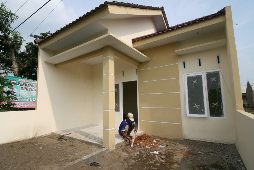 Pekerja menyelesaikan pembuatan rumah subsidi pemerintah program Sejuta Rumah Murah di Desa Sambirejo, Kabupaten Kediri, Jawa Timur, Rabu (22/6). 