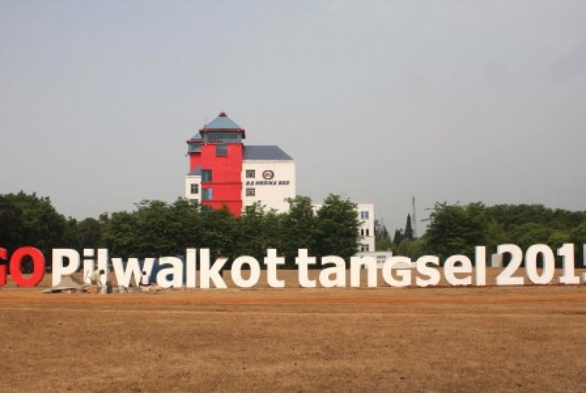 Pekerja menyelesaikan pembuatan sarana sosialisasi Pilkada Tangerang Selatan di Lapangan ITC BSD, Serpong, Tangerang Selatan, Banten, Jumat (16/10).