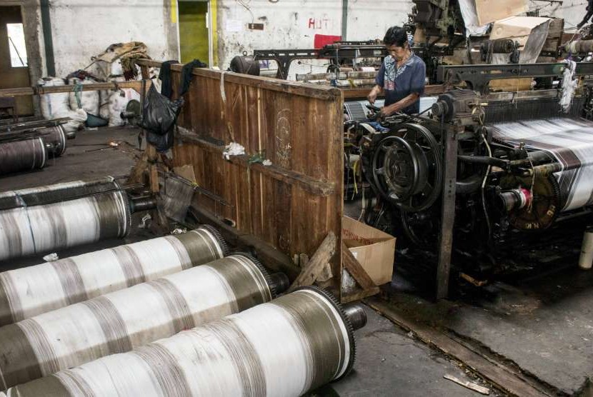 Pekerja menyelesaikan pembuatan sarung tenun khas Majalaya di pabrik HJ, Ai, Majalaya, Kabupaten Bandung, Jawa Barat, Kamis (17/5). 