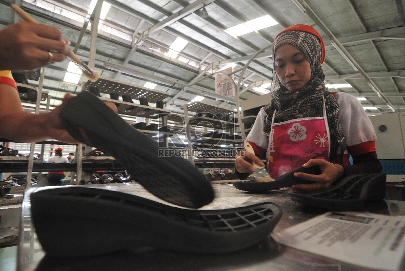  Pekerja menyelesaikan pembuatan sepatu di pabrik sepatu Bata, Purwakarta, Jawa Barat, Kamis (28/5).