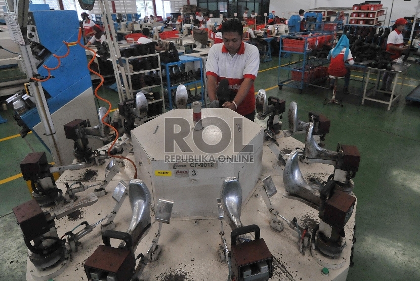  Pekerja menyelesaikan pembuatan sepatu di pabrik sepatu Bata, Purwakarta, Jawa Barat, Kamis (28/5).