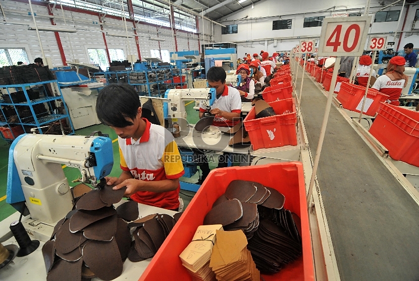 ilustrasi. Pekerja menyelesaikan pembuatan sepatu di pabrik sepatu Bata, Purwakarta, Jawa Barat, Kamis (28/5).