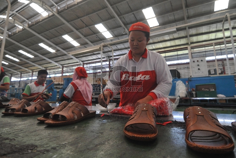  Pekerja menyelesaikan pembuatan sepatu di pabrik sepatu Bata.