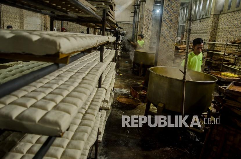 Pekerja menyelesaikan pembuatan Tahu Cibuntu di Industri Rumahan di Bandung, Jawa Barat, Senin (24/5/2021). Sejumlah industri pembuatan tahu di Sentra Tahu Cibuntu berencana melakukan mogok produksi mulai dari tanggal 28-30 mei mendatang akibat tingginya harga kedelai yang mencapai Rp11 ribu perkilo yang membuat kenaikan harga tahu menjadi Rp60 ribu per papan. 