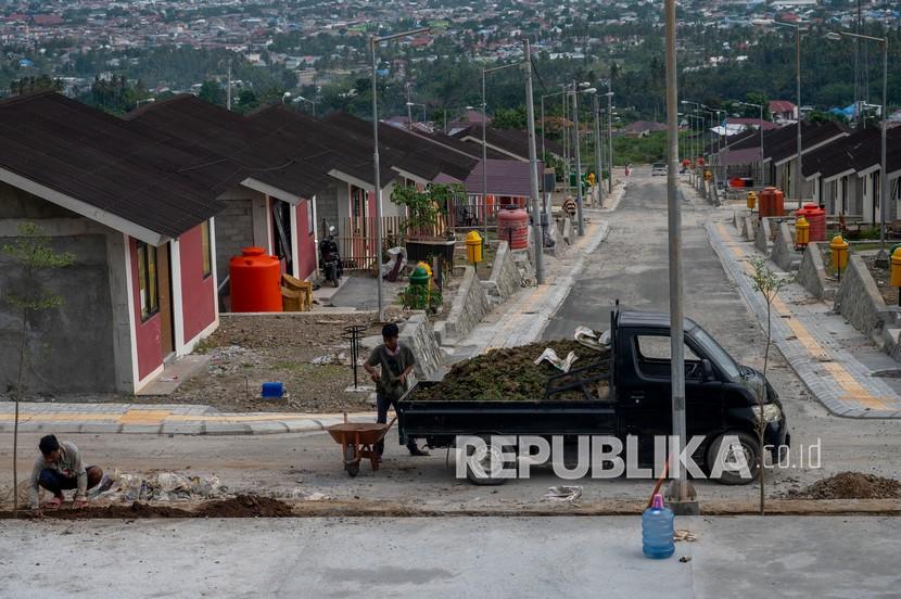 Pekerja menyelesaikan pembuatan taman di Kompleks Hunian Tetap (Huntap) yang dibangun Kementerian PUPR di Kelurahan Duyu, Palu, Sulawesi Tengah (ilustrasi)