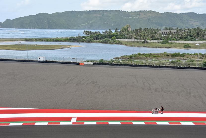 Pekerja menyelesaikan pengecatan pinggir lintasan Pertamina Mandalika International Street Circuit di KEK Mandalika, Kecamatan Pujut, Praya, Lombok Tengah, NTB, Sabtu (5/3/2022). Menjelang perhelatan Pertamina Grand Prix of Indonesia (MotoGP) 2022, Indonesia Tourism Development Corporation (ITDC) bersama Mandalika Grand Prix Association (MGPA)  melakukan penyempurnaan lintasan dan berbagai fasilitas pendukung sirkuit yang ditargetkan dapat selesai secara keseluruhan pada 16 Maret 2022.