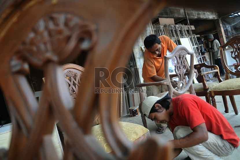  Pekerja menyelesaikan pengerjaan mebel di Jakarta, Jumat (19/9).(Republika/Prayogi)