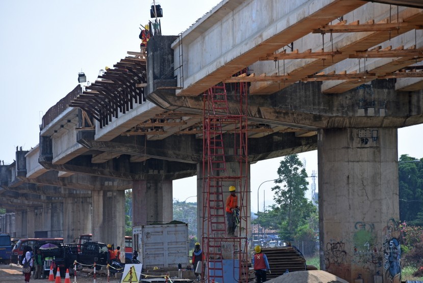 Pekerja menyelesaikan pengerjaan pembangunan tol Becakayu (Bekasi-Cawang-Kampung Melayu) di Jakarta, Rabu (29/7). 