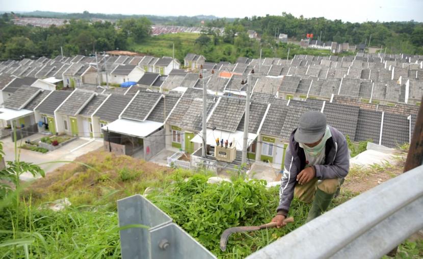 Pekerja menyelesaikan pengerjaan proyek pembangunan perumahan di Depok, Jawa Barat, Kamis (7/1). Penyaluran dana PEN BTN meningkat menjadi sebesar Rp 33,66 triliun atau tiga kali lipat dari dana PEN yang ditempatkan Pemerintah di Bank BTN sebesar Rp 10 triliun sejak Maret 2020 lalu.