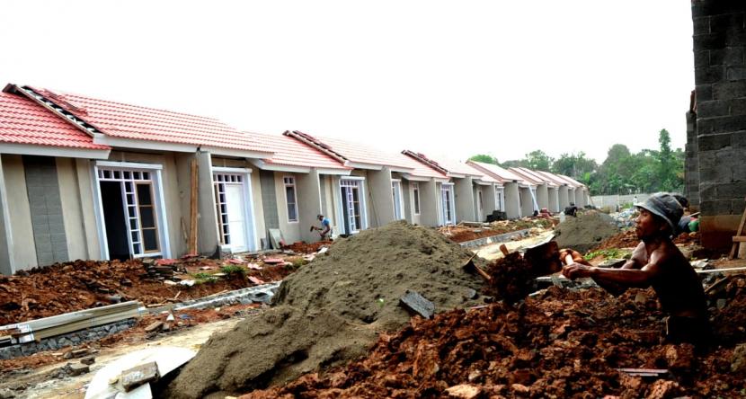 Pekerja menyelesaikan pengerjaan proyek pembangunan perumahan di Depok, Jawa Barat, Kamis (7/1). -Foto Ilustrasi-