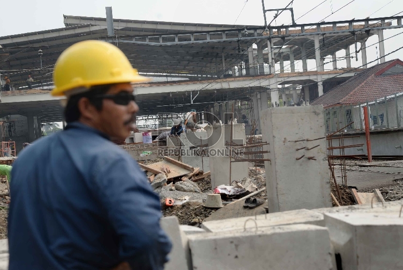 Pekerja menyelesaikan pengerjaan proyek revitalisasi Stasiun Kereta Api Kebayoran Lama, Jakarta Selatan, Kamis (8/10). 