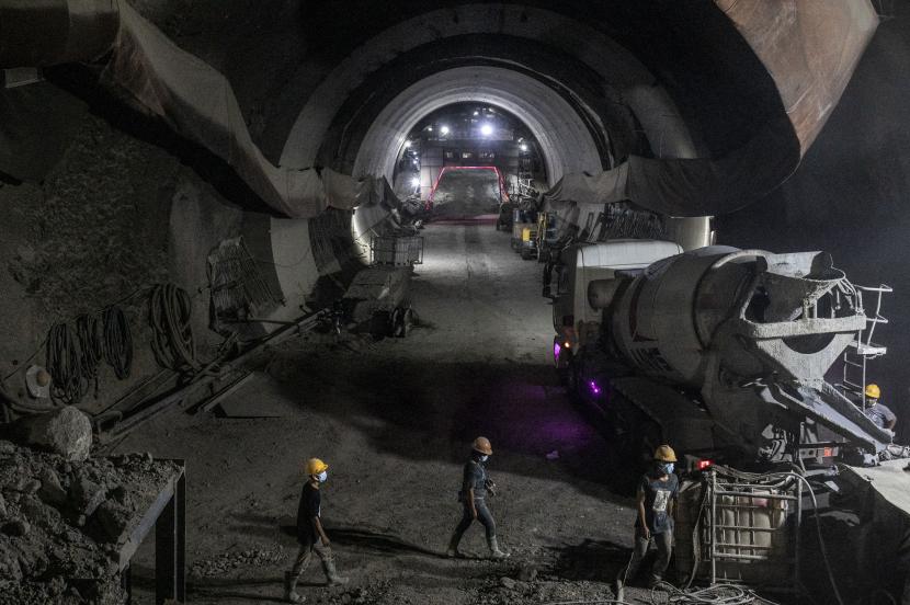 Pekerja menyelesaikan pengerjaan proyek tunnel dua Kereta Cepat Jakarta-Bandung (KCJB) di Jatiluhur, Kabupaten Purwakarta, Jawa Barat, Selasa (21/6/2022). PT Kereta Cepat Indonesia China (KCIC) menyatakan proyek tunnel dua Kereta Cepat Jakarta-Bandung itu telah berhasil ditembus yang menandakan 13 terowongan KCJB kini telah tersambung.