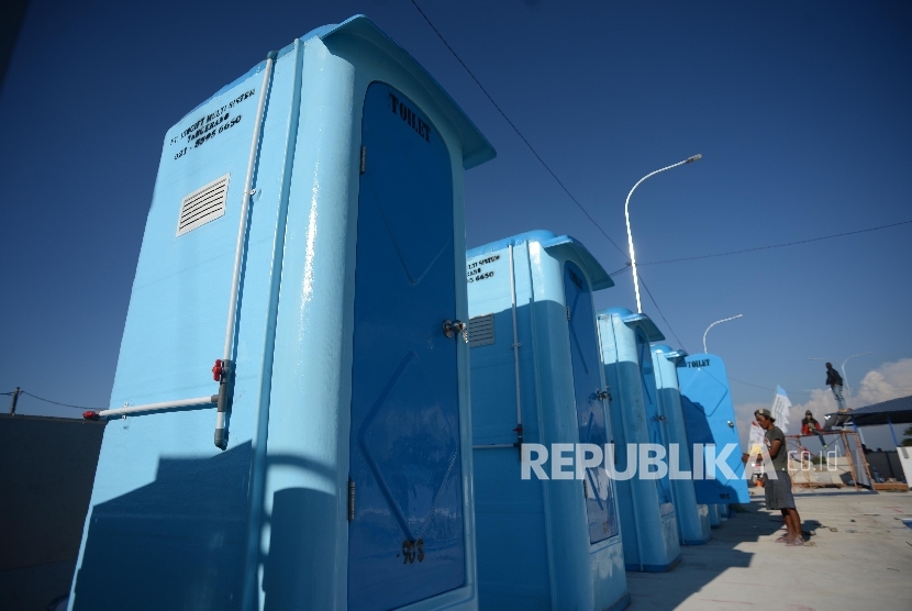 Pekerja menyelesaikan pengerjaan rest area di proyek jalur tol Brebes Timur-Grinsing di ruas Pemalang, Jawa Tengah, Kamis (8/6).