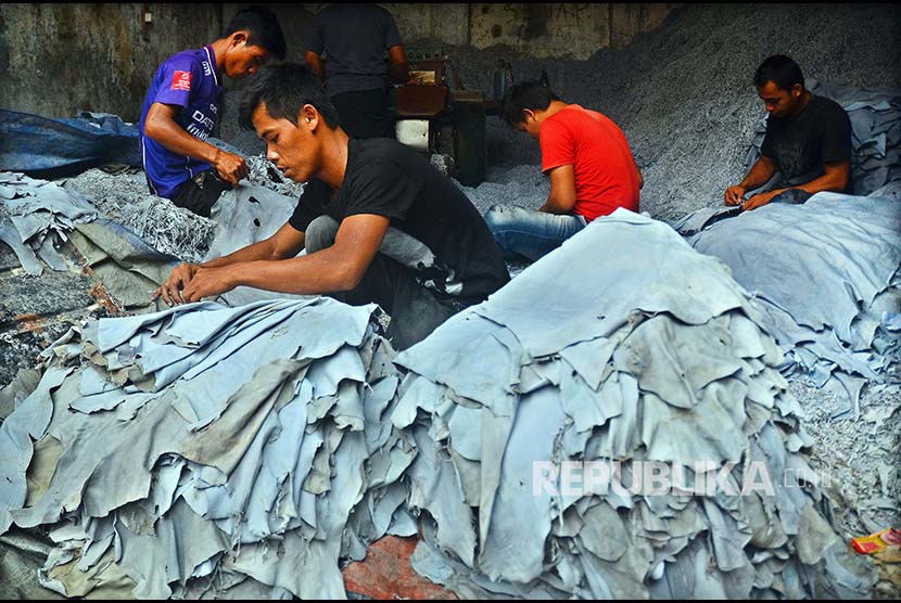 Pekerja menyelesaikan penyamakan kulit domba di Sentra kerajinan kulit di Sukaregang, Kabupaten Garut, Jawa Barat, Kamis  (7/12). 